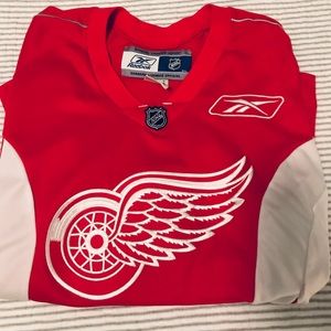Red wings jersey